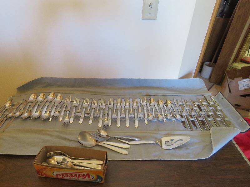 lot 481 image: Vintage Silverware Set