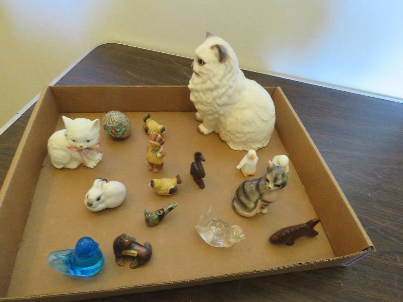 lot 482 image: Collectible Decor
