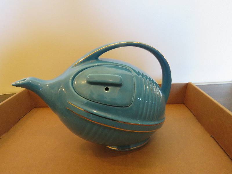 lot 483 image: Collectible Tea Pot