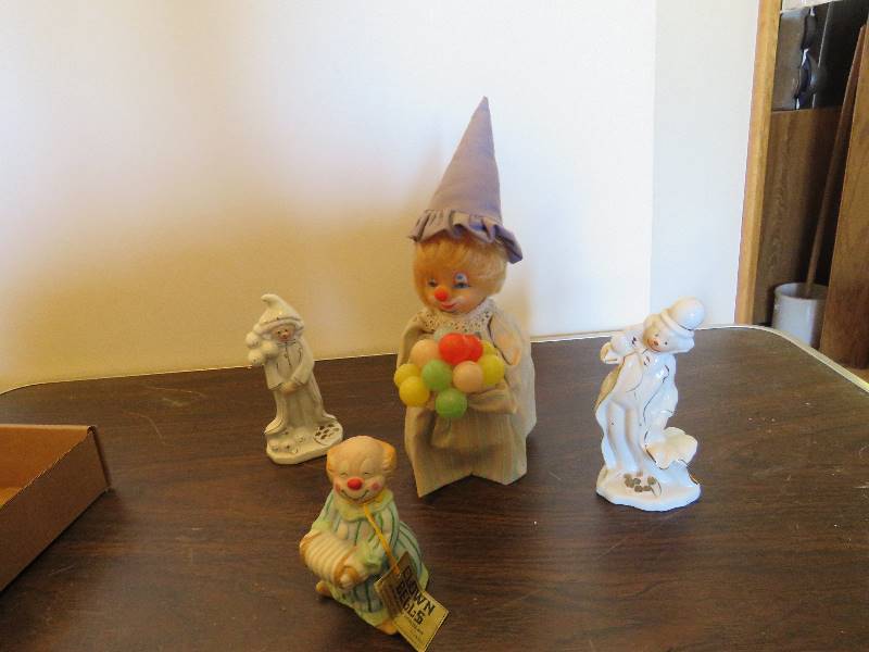 lot 484 image: Collectible Clowns