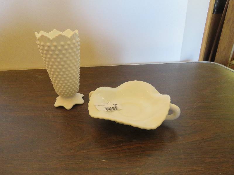 lot 486 image: Hobnail Glass Collectibles
