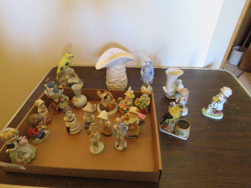 lot 489 image: Collectible Decor