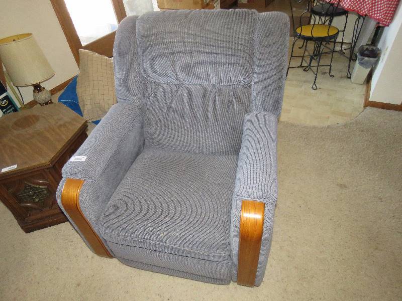 lot 495 image: Living Room Furniture