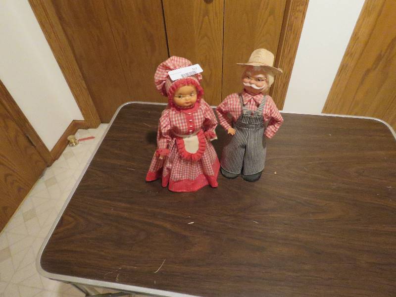 lot 513 image: Collectible Dolls