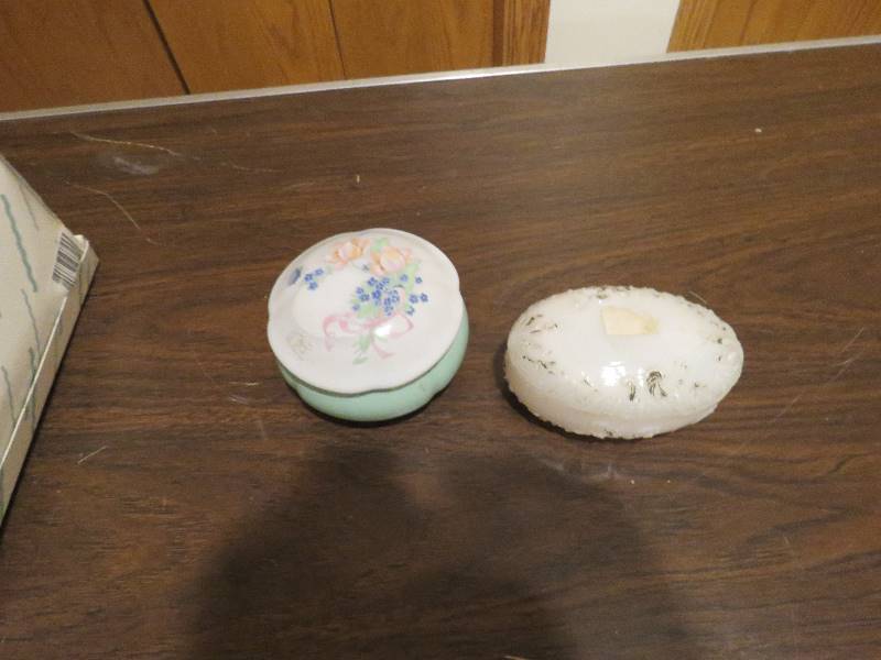 lot 514 image: Vintage Trinket Boxes