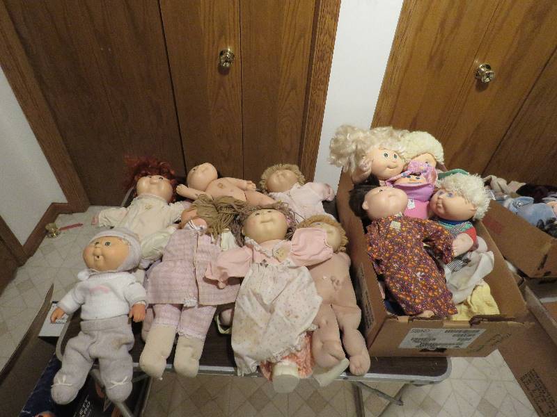 lot 521 image: Cabbage Patch Dolls