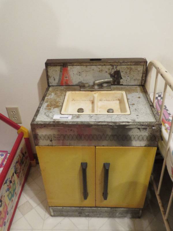 lot 527 image: Vintage Toy Sink