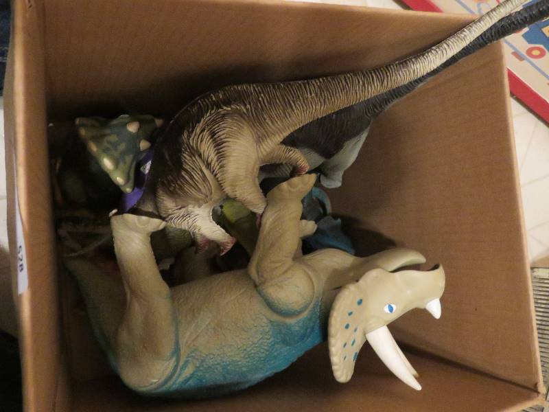 lot 528 image: Dinosaurs