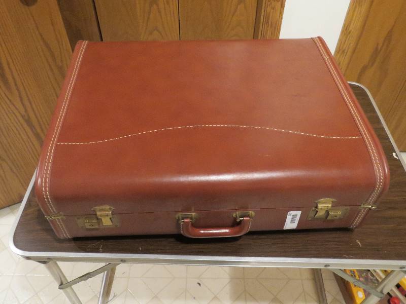 lot 530 image: Vintage Suit Case