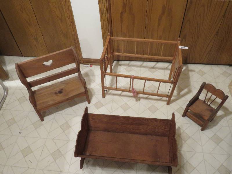 lot 537 image: Doll Furniture
