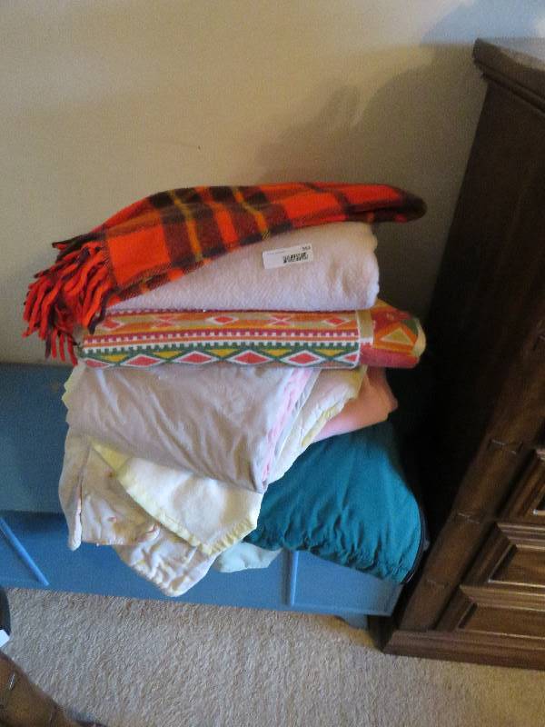 lot 553 image: Blankets