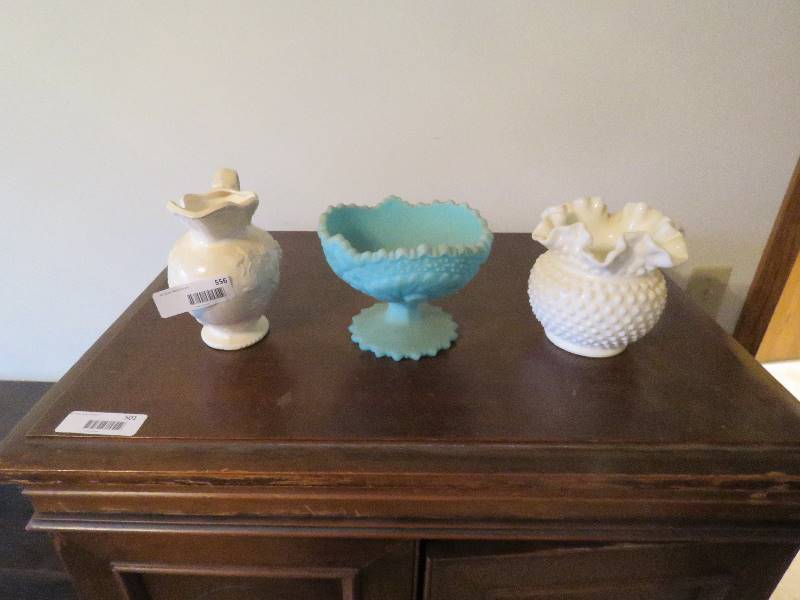 lot 556 image: Vintage Hobnail Glass Vase