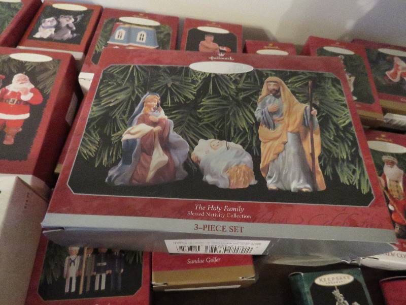 lot 559 image: Hallmark Keepsake Ornaments