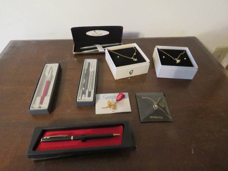lot 562 image: Jewelry and more