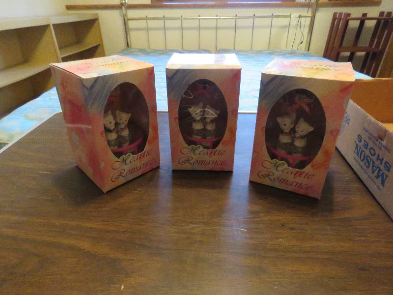 lot 568 image: Heartie Romance Sets