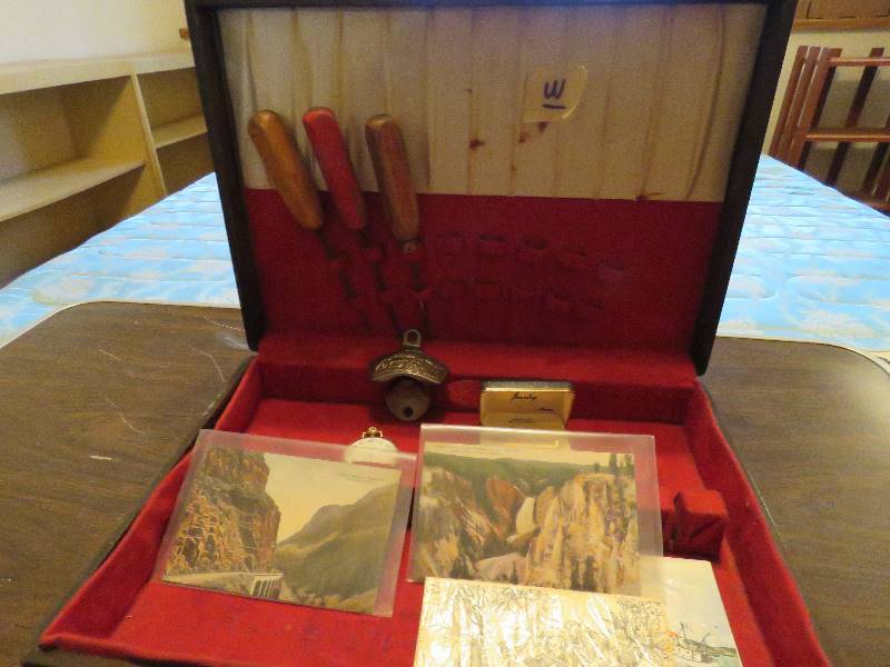 lot 570 image: Variety of Vintage Collectibles