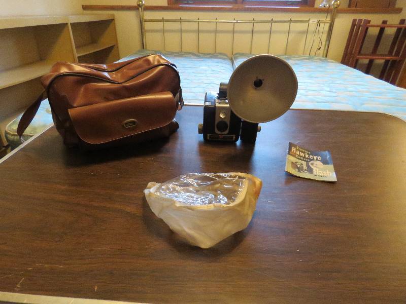lot 572 image: Antique Camera