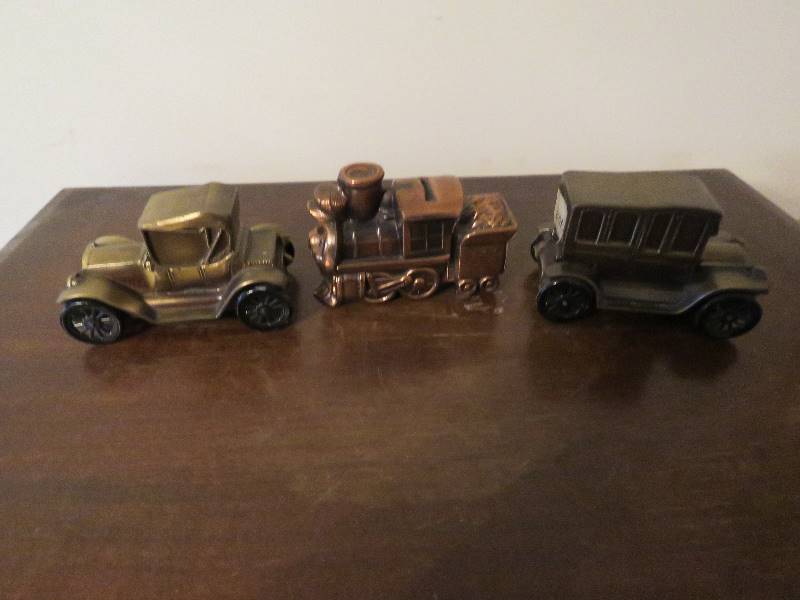 lot 573 image: Collectible Coin Banks