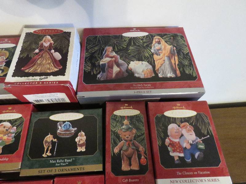 lot 576 image: Hallmark Keepsake Ornaments