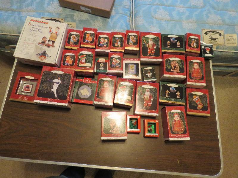 lot 577 image: Hallmark Keepsake Ornaments
