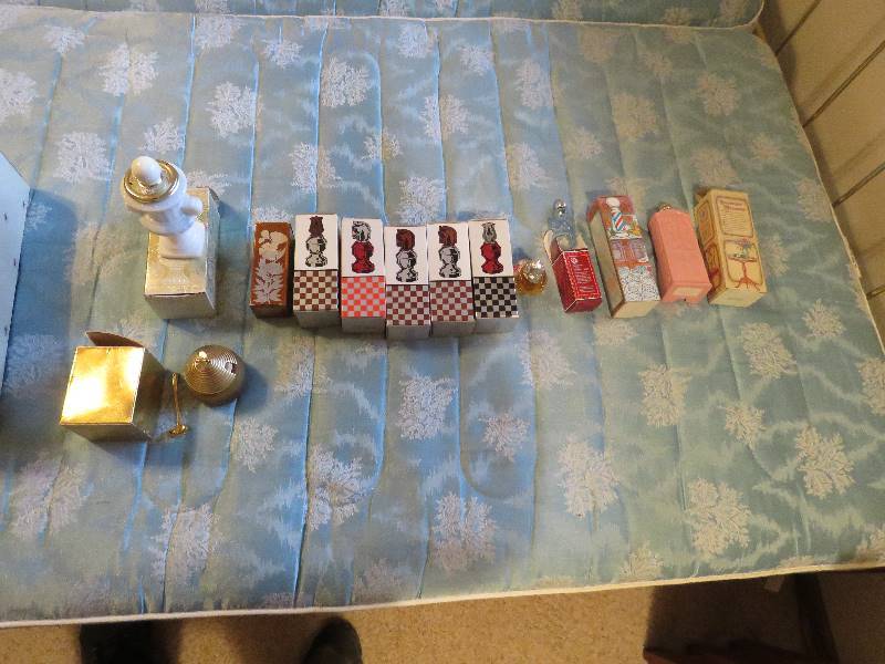 lot 580 image: Collectible Perfume Bottles