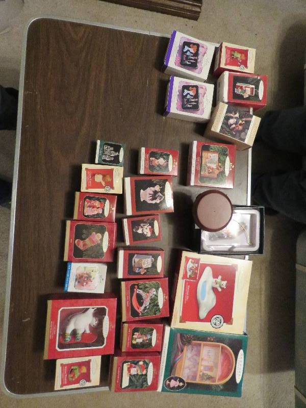 lot 582 image: Hallmark Keepsake Ornaments