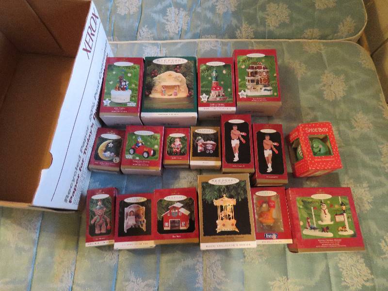 lot 584 image: Hallmark Keepsake Ornaments