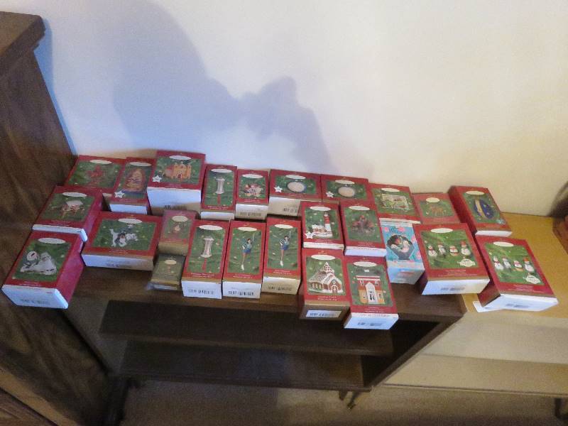 lot 585 image: Hallmark Keepsake Ornaments