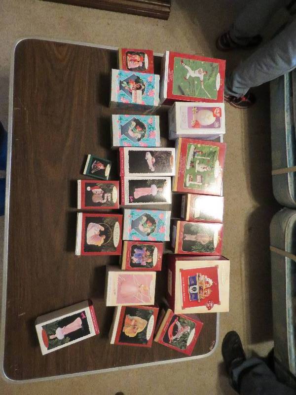 lot 586 image: Hallmark Keepsake Ornaments