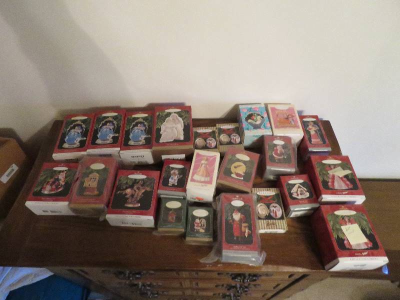 lot 594 image: Hallmark Keepsake Ornaments