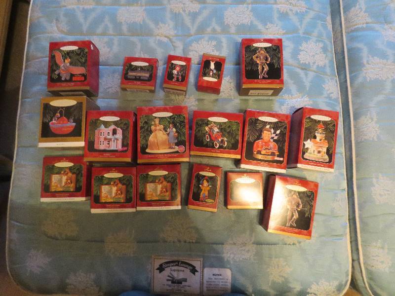 lot 595 image: Hallmark Keepsake Ornaments