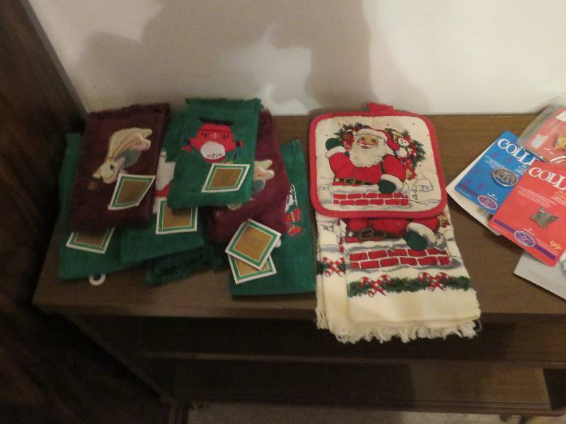 lot 605 image: Christmas Towels