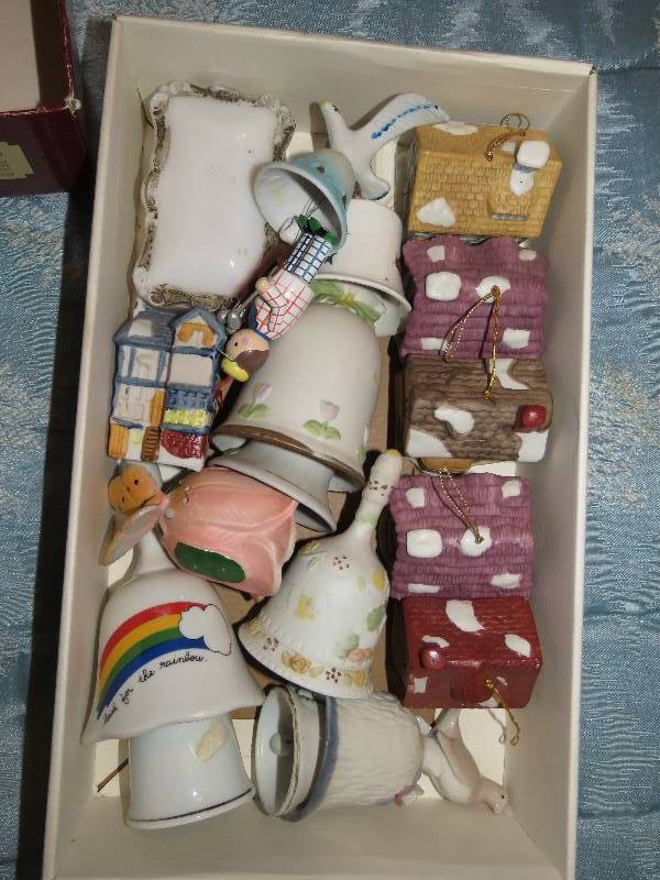 lot 607 image: Collectible Ornaments
