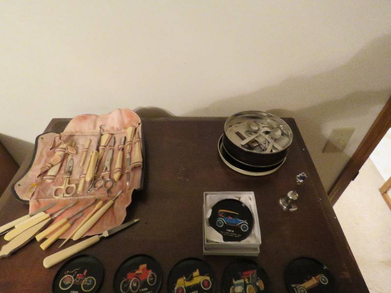 lot 609 image: Variety of Vintage Collectibles