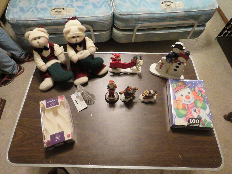 lot 610 image: Collectible Snowmen