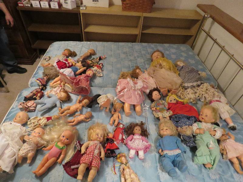 lot 613 image: Collectible Dolls
