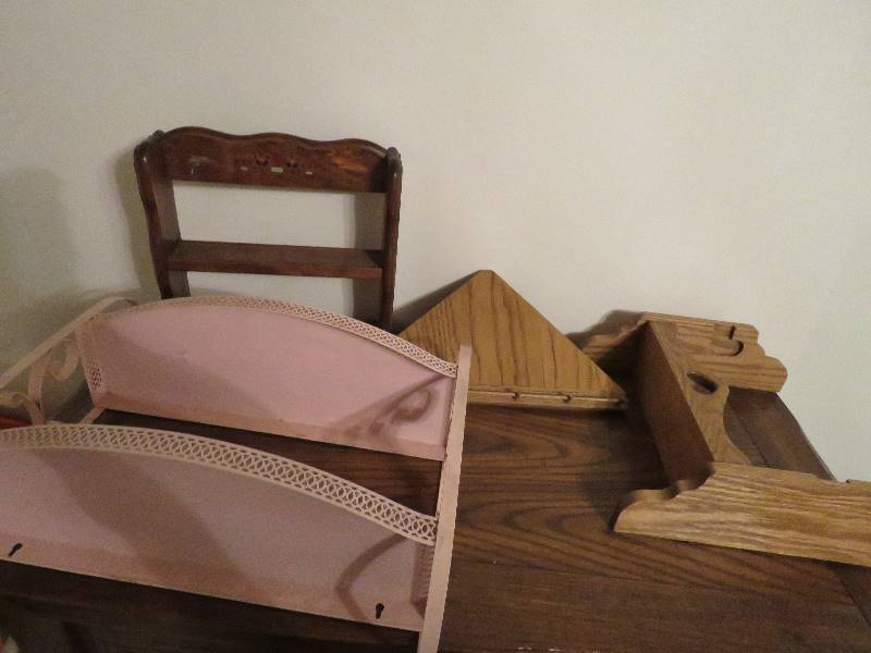 lot 614 image: Shelves