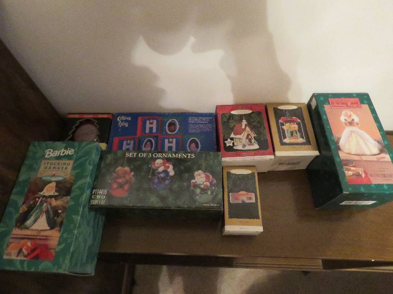 lot 615 image: Christmas Decor