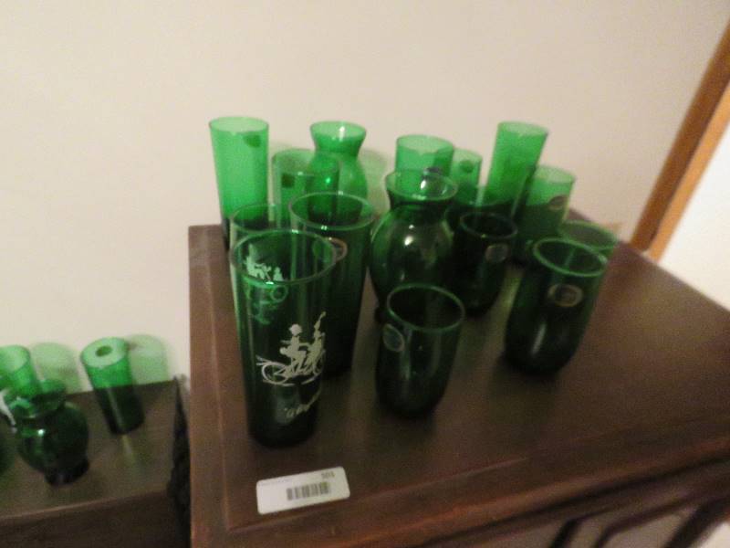 lot 616 image: Green Glass Set