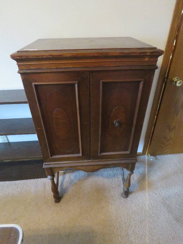lot 501 image: Vintage Record Player