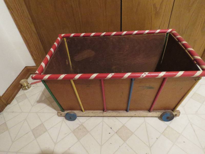 lot 506 image: Vintage Toy Box