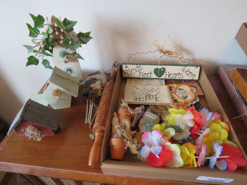 lot 368 image: Misc. Decor