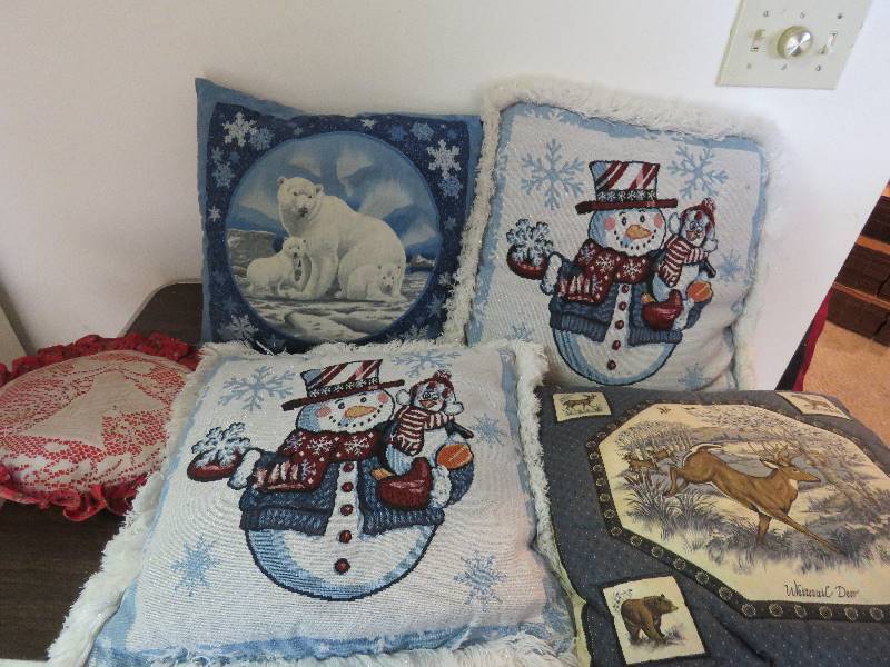 lot 630 image: Decorative Throw Pillows