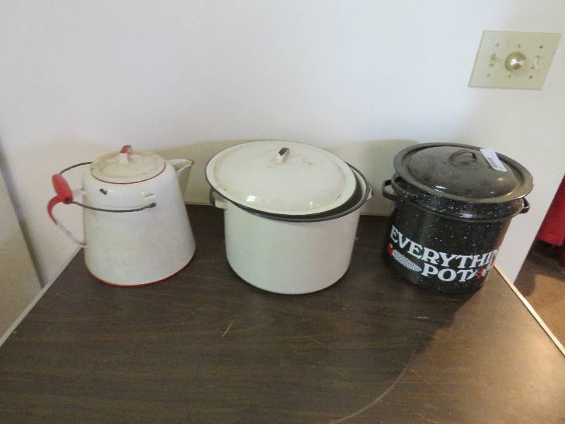 lot 637 image: Vintage Pots