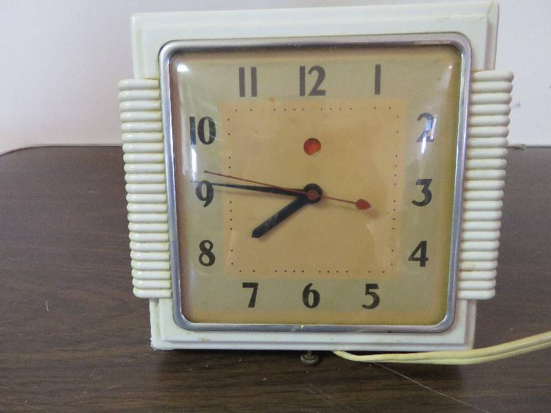 lot 640 image: Vintage Wall Clock