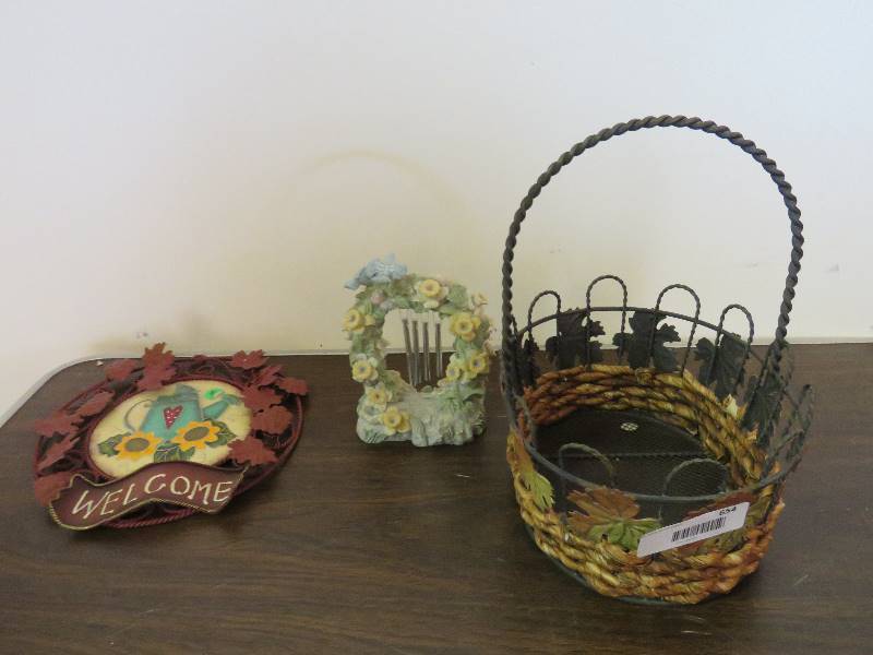 lot 654 image: Home Decor