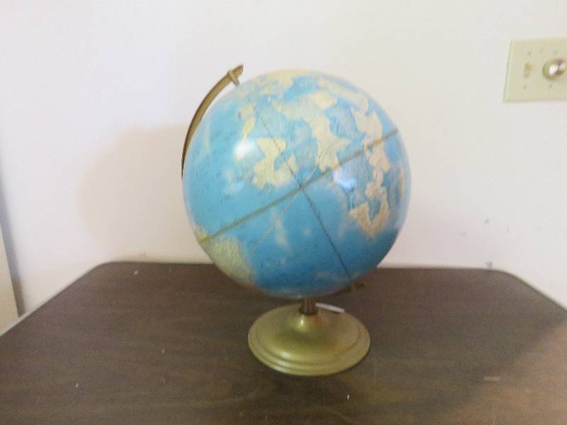 lot 667 image: Globe