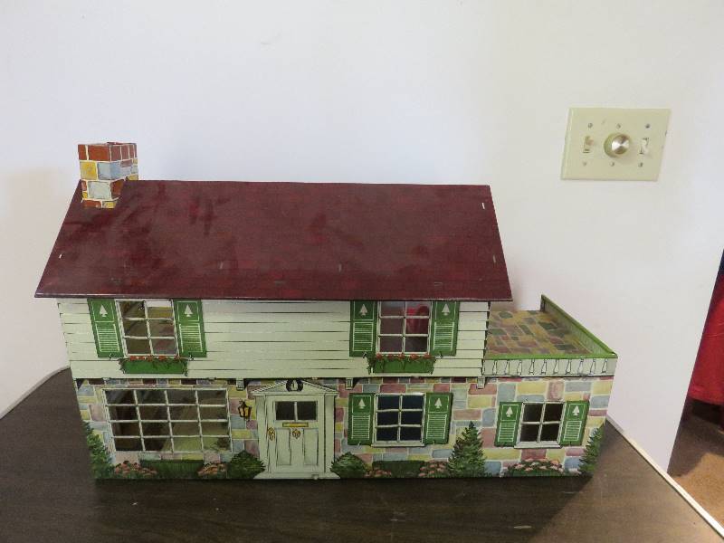 lot 668 image: Vintage Doll House