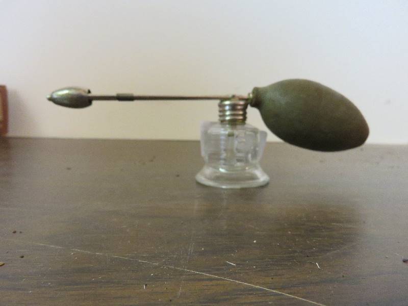 lot 673 image: Antique Perfume Bottle