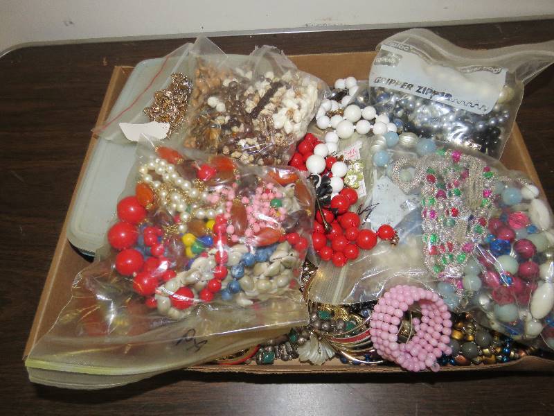 lot 676 image: Jewelry